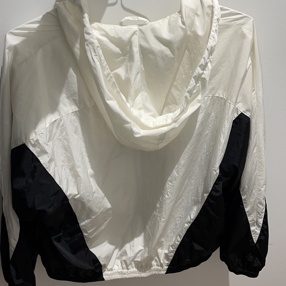 Aritzia Windbreaker Jacket ✨ - Picture 7 of 8